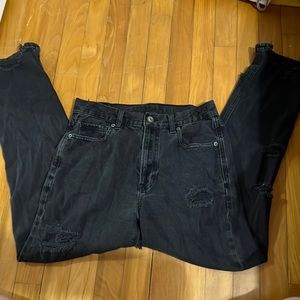 AMERICAN EAGLE RIPPED MOM JEANS